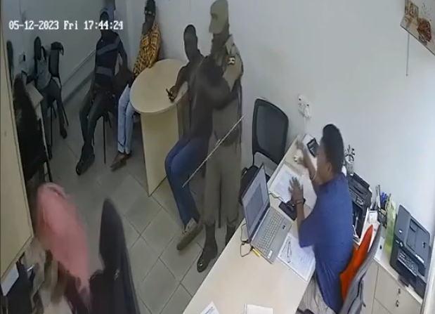 Kredi verilmeyen asker bankayı kan gölüne çevirdi