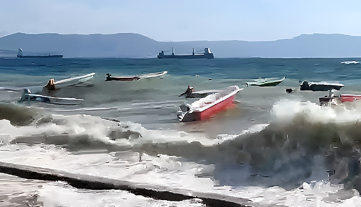 Bursa Gemlik’te dalgalar sahil yoluna taştı