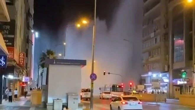 İzmir’de su borusu patladı: Trafik durma noktasına geldi