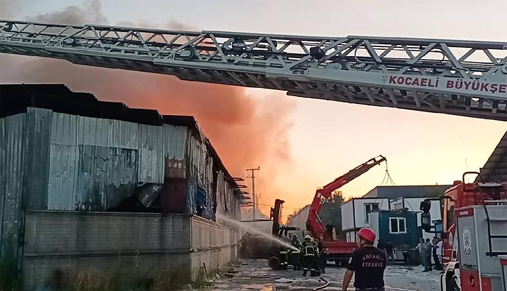 Kocaeli’de atık kağıt deposunda yangın