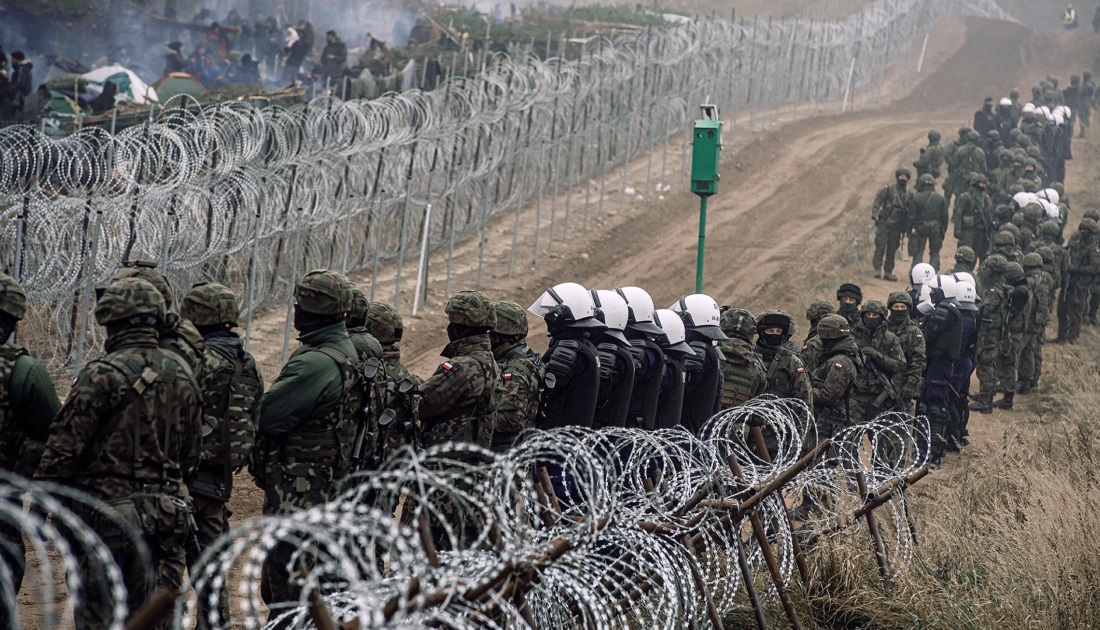 Polonya Belarus sınırındaki asker sayısını artırıyor