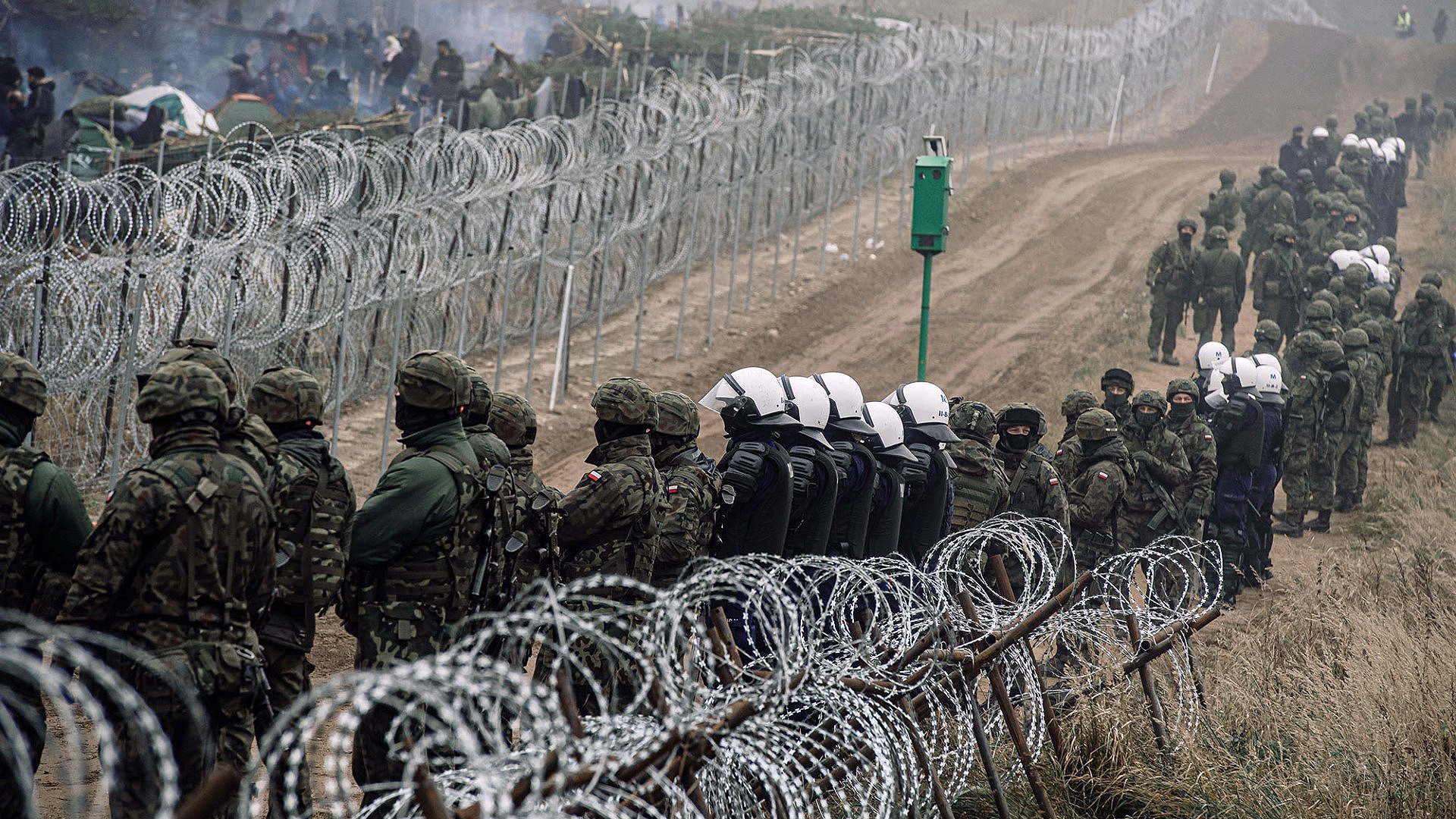 Polonya Belarus sınırındaki asker sayısını artırıyor