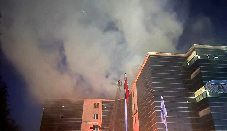 SGK binasının çatısında yangın