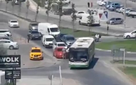 Bursa’da yol kavgası… Otobüs ve otomobil şoförü trafiğin ortasında yumruklaştı!