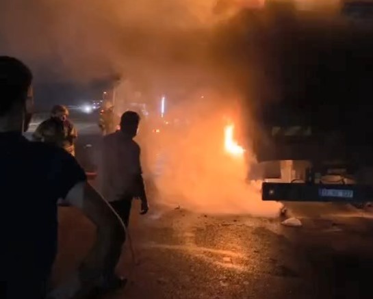 Bursa’da arı yüklü kamyon alev alev yandı