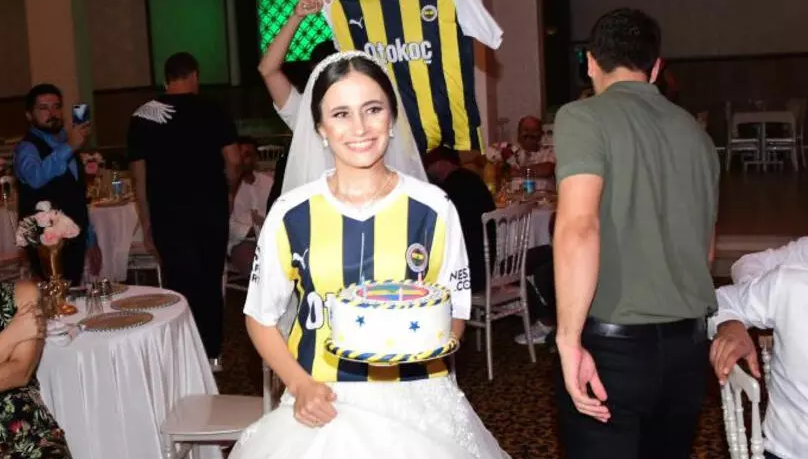 Gelinden damada Fenerbahçe sürprizi! Formayı giyerek karşısına çıktı