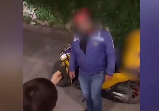 Dilan Polat kuryeyi çağırdı! Küçük oğluna altın verdirdi