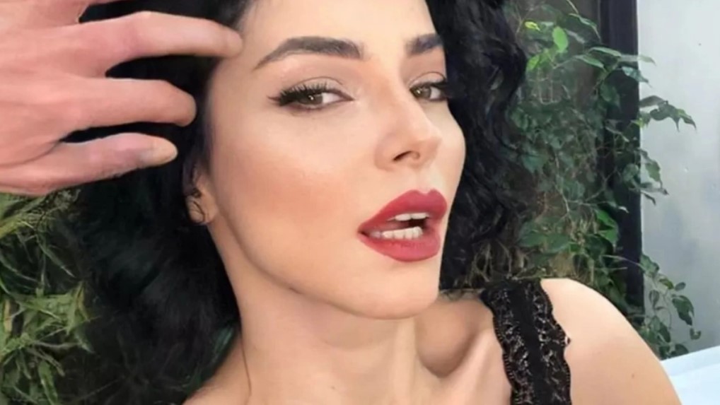 Göbeğini açıp başını kapattı! Merve Boluğur’un fotoğraflarına tepki yağdı