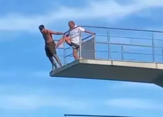 Saatlerce inmesi için dil döktü! Cankurtaran böyle aşağıya itti