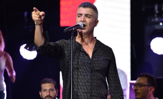 Özcan Deniz, Orhan Gencebay’ın doğum gününü sahneden kutladı