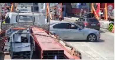 Yer: Bursa! Otoyolda gişe değiştiren otomobil trafiği tehlikeye düşürdü