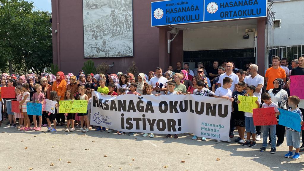 Bursa’da depreme dayanıklı olmadığı gerekçesiyle kapatılmıştı… Veli ve öğrencilerden okul eylemi!