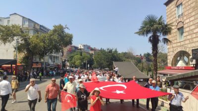 İstiklal Şehitliği’nden yola çıktılar… CHP ve sendikalardan Bursa’da Zafer Yürüyüşü…