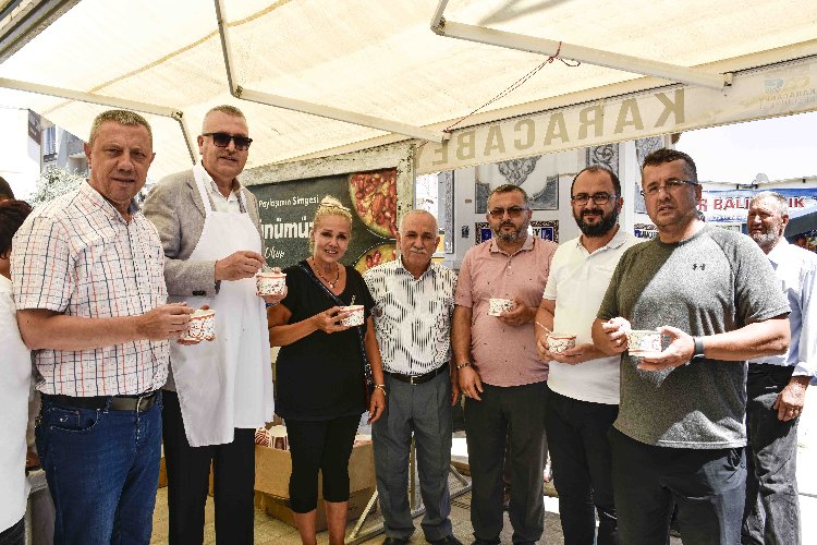 Karacabey’de vatandaşlara aşure ikramı