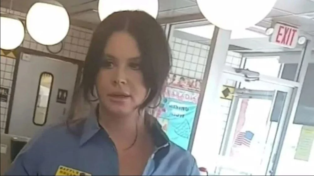 Garsonluk yaparken görüntülenen Lana Del Rey’den açıklama geldi