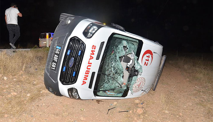 Ambulans şarampole devrildi: 5 kişi yaralandı