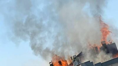 Ankara’da 3 katlı binanın çatısı yandı