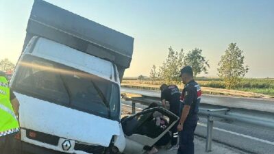 Bursa’da kamyonet refüje devrildi, acı haber geldi