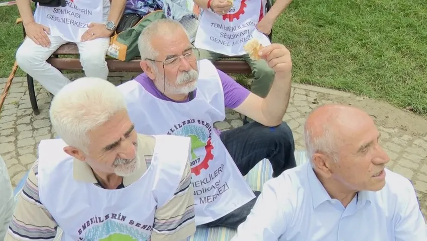 Emeklilerden oturma eylemi: Açız!