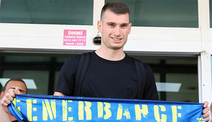 Dominik Livakovic, Fenerbahçe taraftarını selamladı