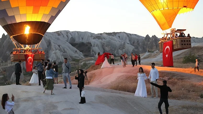 Kapadokya’da balonlar Türk bayraklarıyla havalandı
