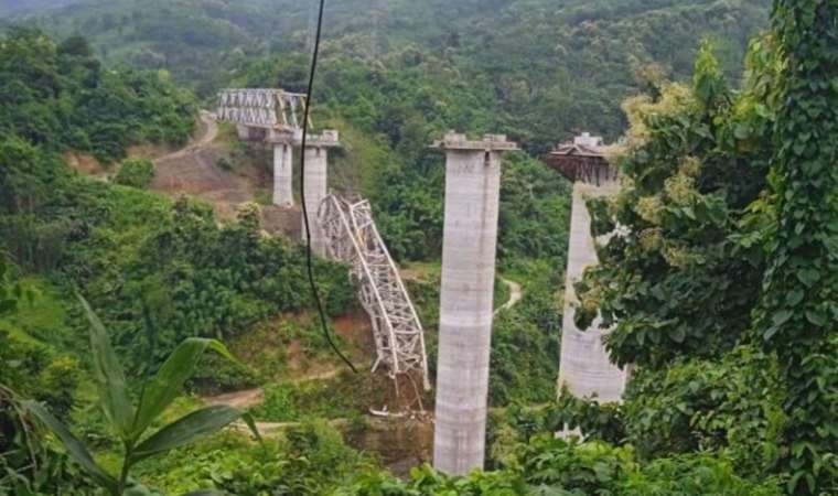 Hindistan’da inşaat halindeki demiryolu köprüsü çöktü: 26 ölü