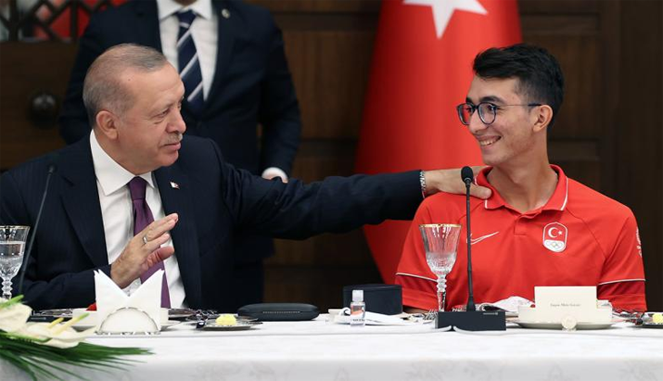 Cumhurbaşkanı Erdoğan Mete Gazoz’u tebrik etti