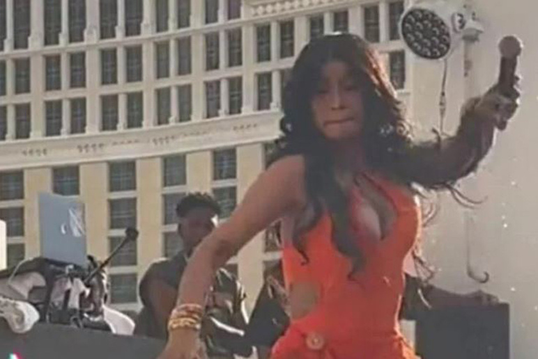Rapçi Cardi B’nin hayranına fırlattığı mikrofon satıldı!