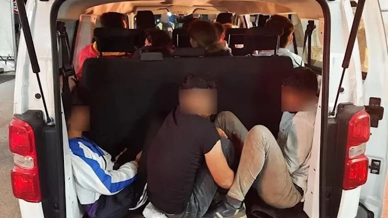 8 kişilik minibüsten 16 kaçak çıktı: Hepsi Türk