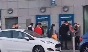 Para dağıtan bozuk ATM heyecanlandırdı