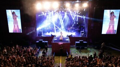 İzmir Fuarı’nda açılış konseri Simge’den