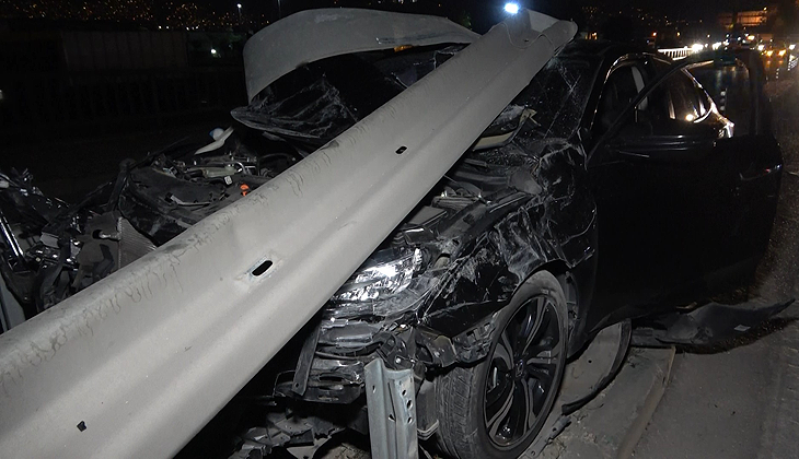 Bursa’da korkutan kaza! Refüje çarptı, otomobili bırakıp kaçtı