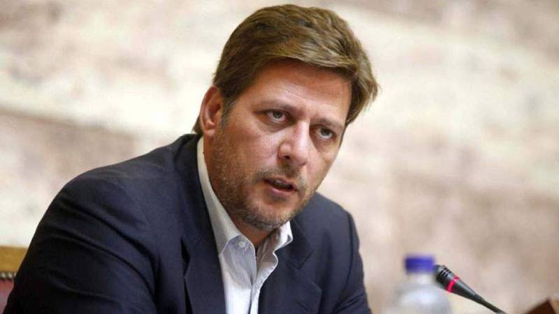Feribottan itilen yolcuya verdiği tepki, Yunanistan’da bakanı istifa ettirdi