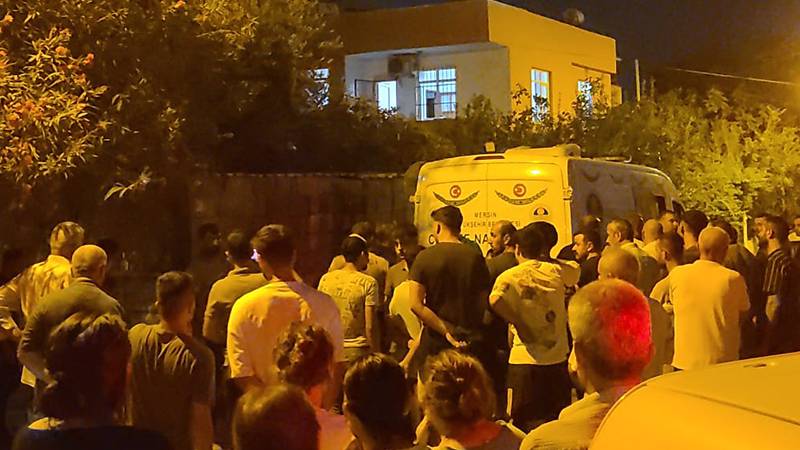 İşten eve dönen adam, karısını boğazı kesilmiş halde buldu
