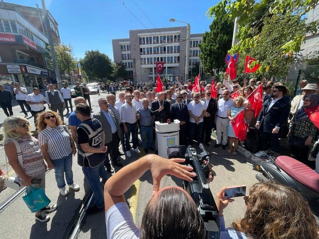 İYİ Parti Bursa’dan Milli Eğitim önünde ‘Andımız’ protestosu