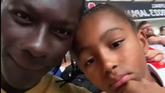 Bafetimbi Gomis’ten Sultanlar’a kızıyla destek