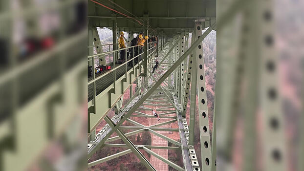 Video çekmek için çıktığı köprüde asılı kaldı