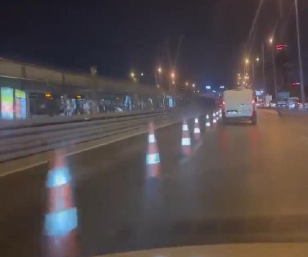 D-100’de metrobüs için ayrılan yola dubaları deviren sürücü yakalandı