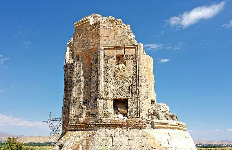 600 yıllık Kara Yusuf Bey Kümbeti onarılmayı bekliyor