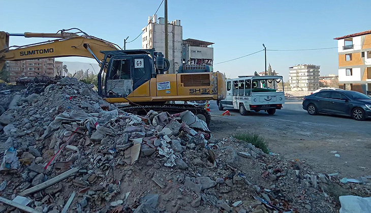 Depremin 215’inci günü: Temel kazısında enkazdan ceset çıktı
