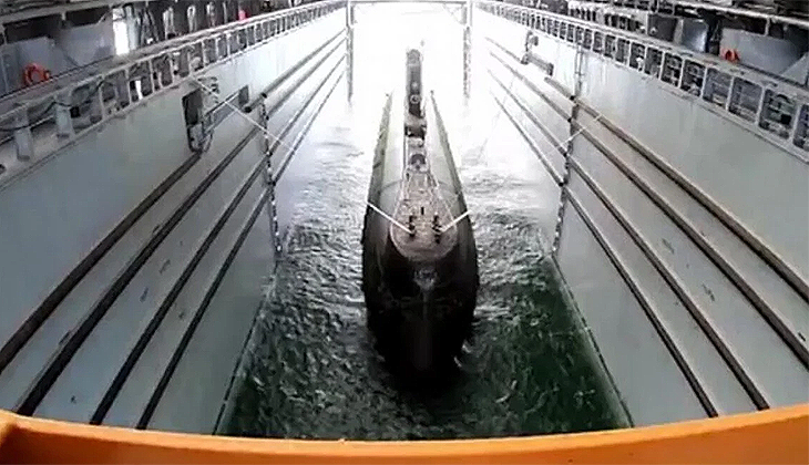 ‘TCG Batıray’ denizaltısı havuza çekildi