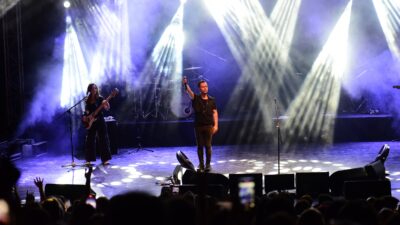 Emre Aydın’ın Bursa konserinde elektrikler kesildi
