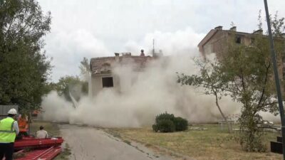 Bursa’da proje için yıkılan bina toz bulutuna döndü