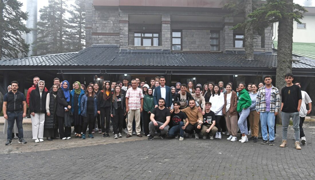 Başkan Dündar Uludağ’da öğrencilerle kampa katıldı