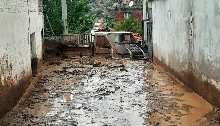 Aydın’da sağanak yağış hayatı felç etti