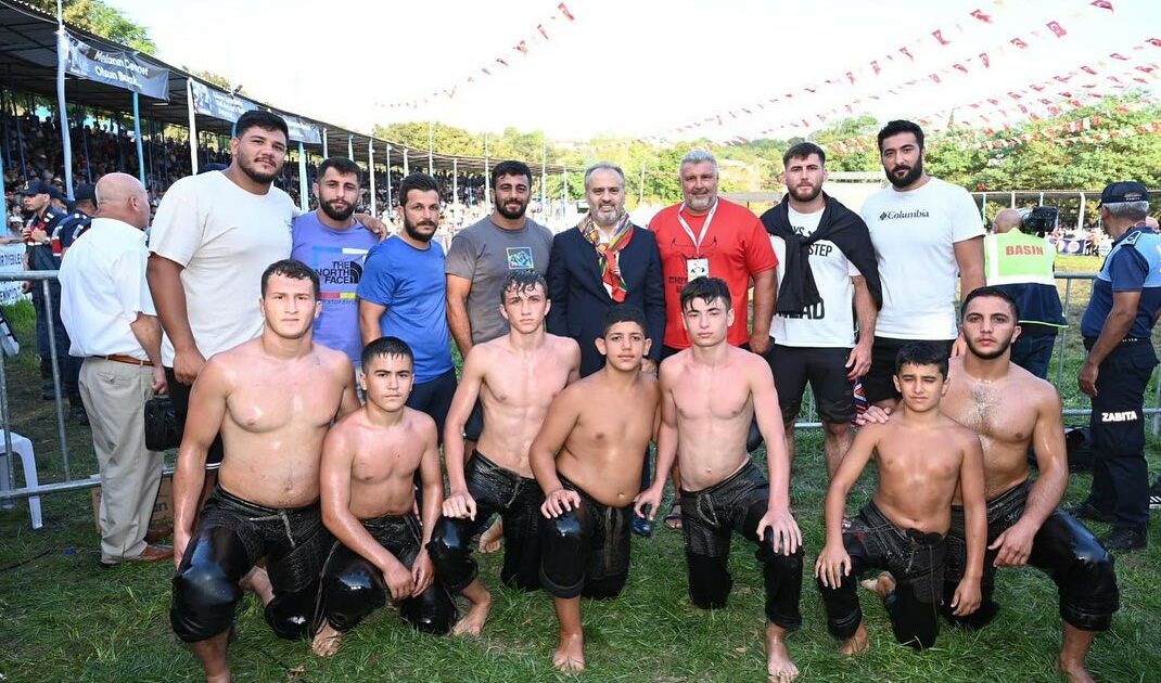 Bursa Büyükşehir Belediyesporlu güreşçiler madalyayla döndü