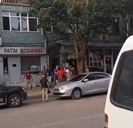 Bursa’da sokaklar ringe döndü: ‘Yan baktın’ dedi saldırdı