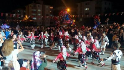 Bursa’da festivalin gözdesi Yıldızlar folklor ekibi oldu