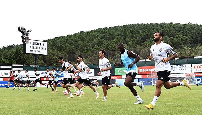 Beşiktaş’ta Eric Bailly, takımla ilk antrenmanına çıktı Beşiktaş’ta Eric Bailly, takımla ilk antrenmanına çıktı