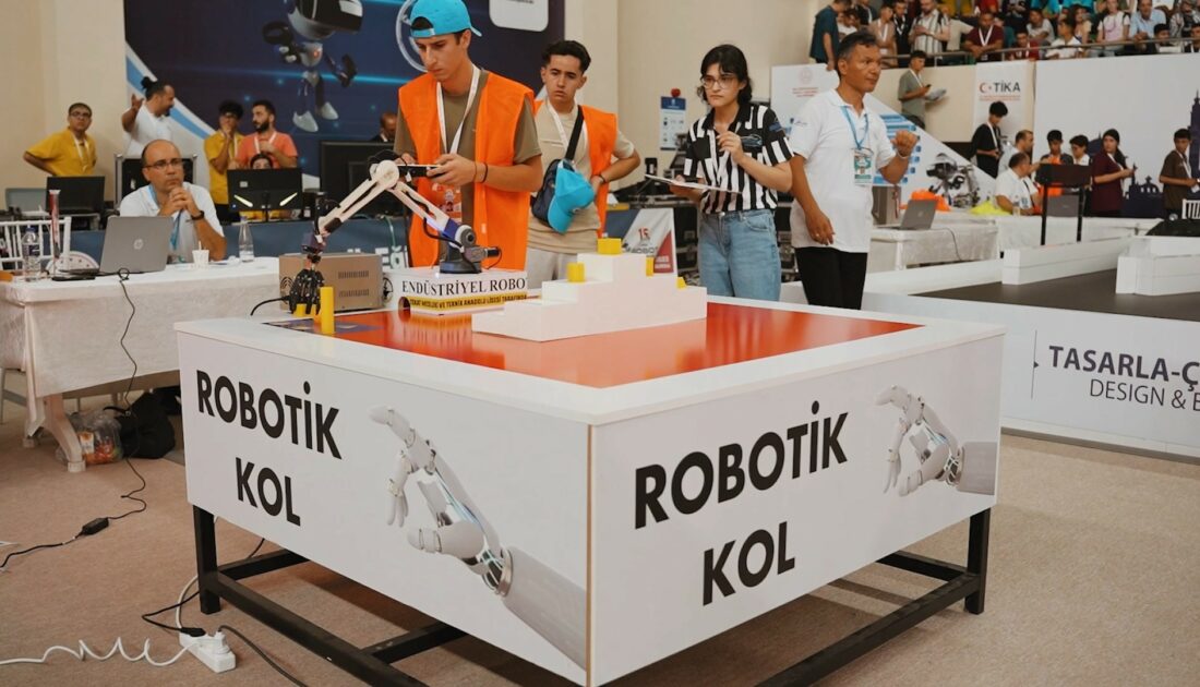 Bursa’da ortaokul ve lise öğrencileri robotlarıyla büyüledi